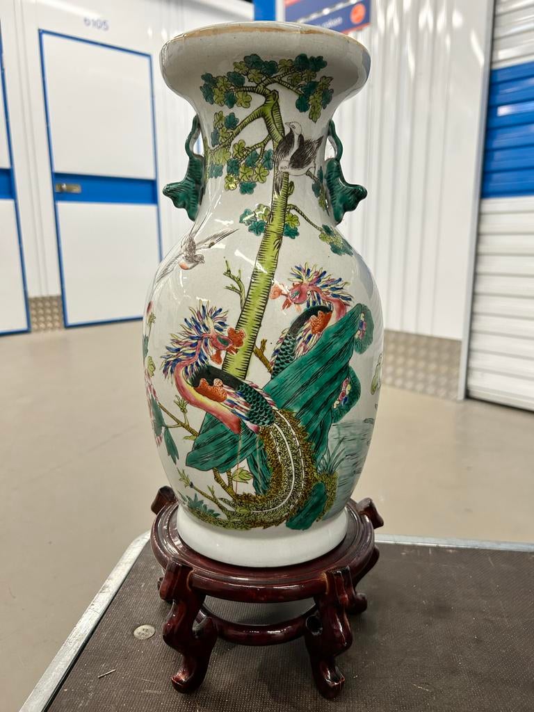 Porseleinen vaas Famille Verte met feniks en bloemen, Antiek en Kunst, Antiek | Vazen, Ophalen of Verzenden