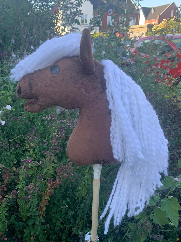Bruine hobby horse met witte manen + twee hoofdstellen, Ophalen, Zo goed als nieuw
