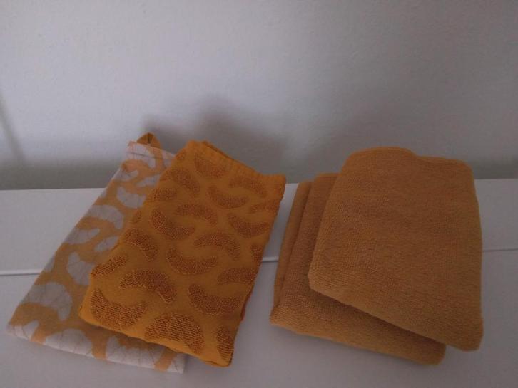 HEMA theedoeken set + set handdoeken geel/wit, Huis en Inrichting, Keuken | Textiel, Zo goed als nieuw, Theedoek of Handdoek, Geel
