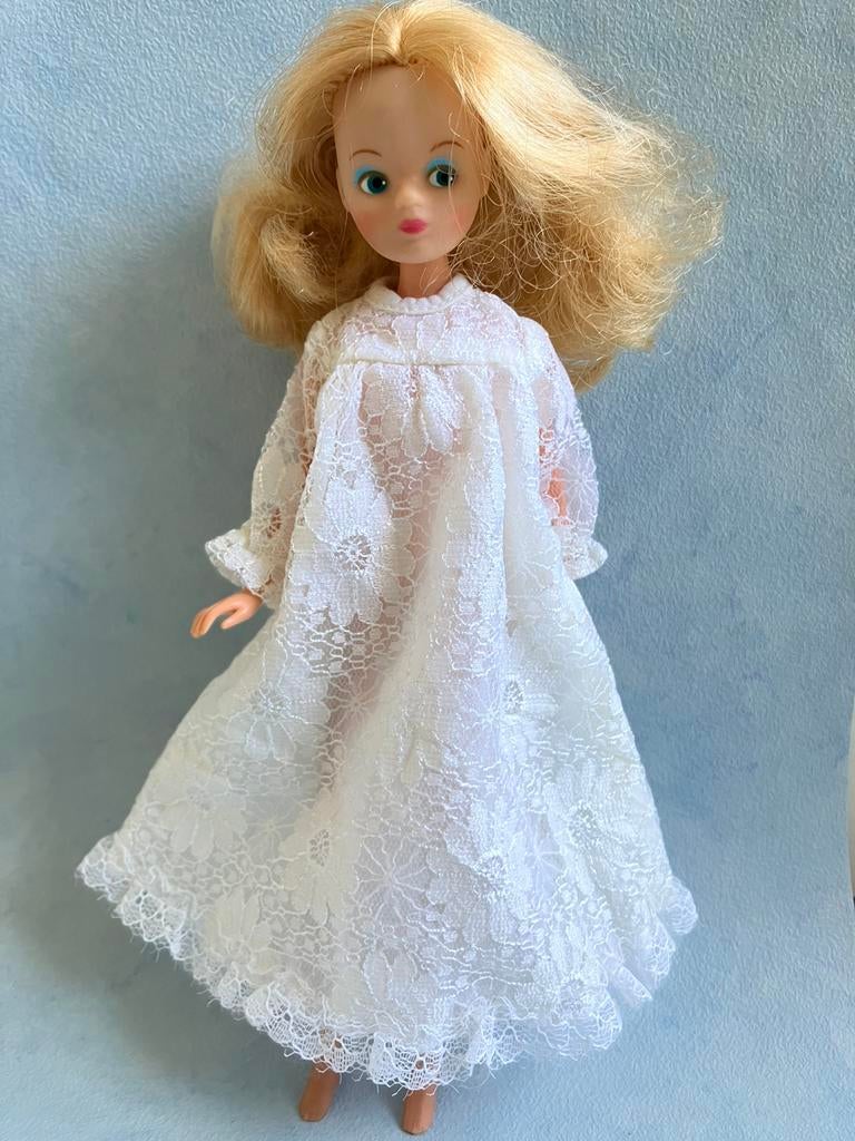 Vintage barbie bruidsjurk maat daisy, Verzamelen, Poppen, Ophalen of Verzenden, Zo goed als nieuw, Kleertjes