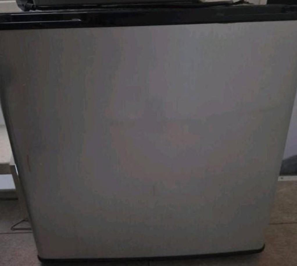 Compacte Mini Koelkast mini bar, Ophalen, Minder dan 75 liter, Zonder vriesvak, Gebruikt