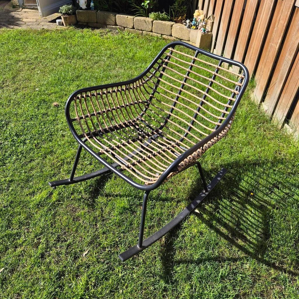 Schommelstoel met zwart frame en rotan zitting, Huis en Inrichting, Stoelen, Ophalen, Zwart, Eén
