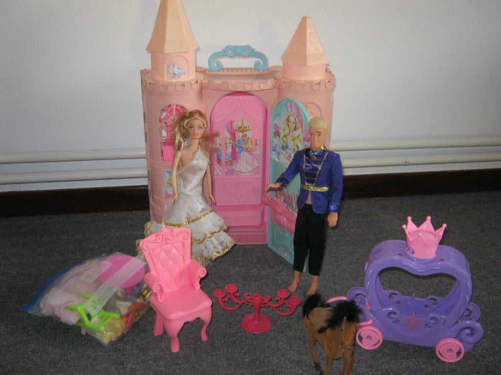 barbie kasteel met koets en acc, Kinderen en Baby's, Speelgoed | Poppenhuizen, Ophalen, Zo goed als nieuw, Poppenhuis