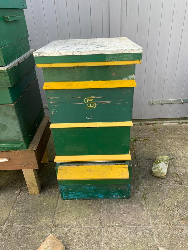 2e hands spaarkast, Bijen