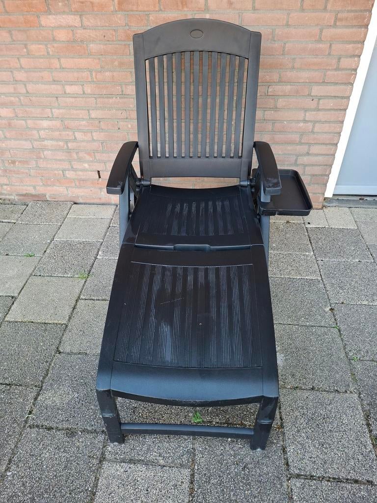 Grijs ligbed met tafeltje., Tuin en Terras, Ligbedden, Ophalen, Gebruikt, Kunststof, Verstelbaar
