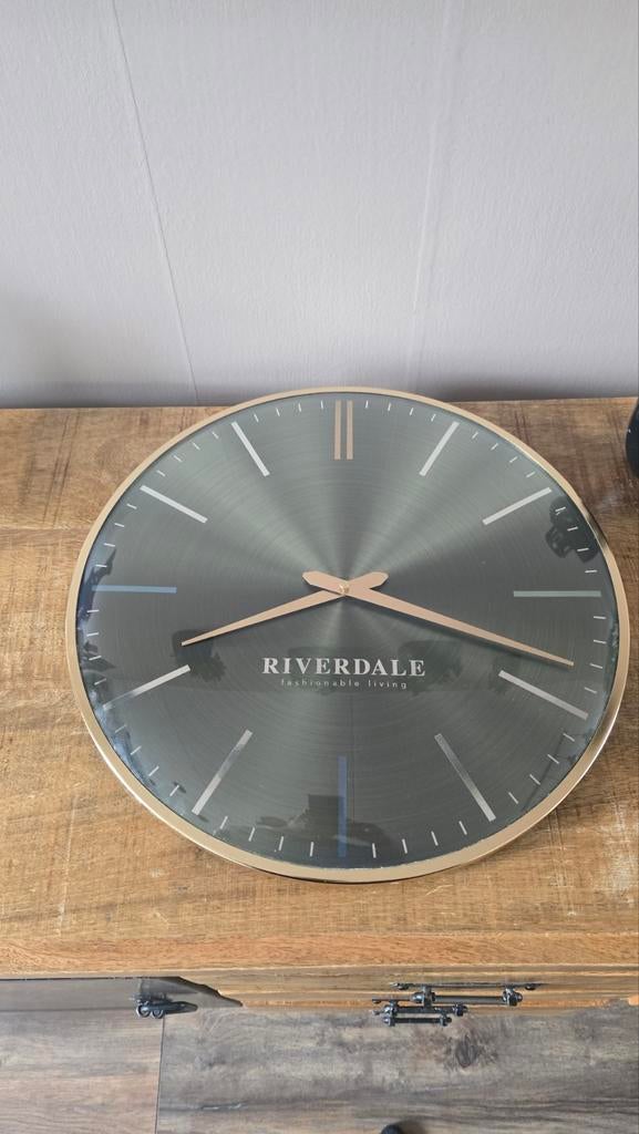 Riverdale Wandklok Groen/Goud - Stijlvol en Modern, Ophalen of Verzenden, Zo goed als nieuw, Analoog, Wandklok