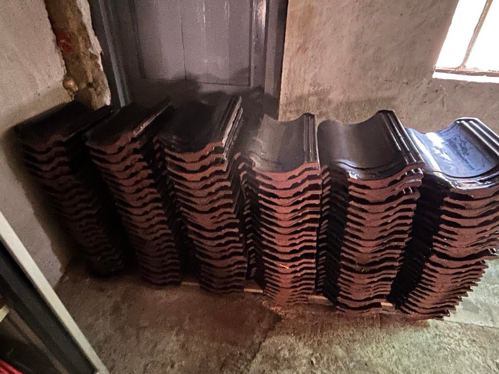 Geglazuurde zwarte dakpannen - 140 stuks, Doe-het-zelf en Verbouw, Gebruikt, Steen of Klei, Zwart, Ophalen of Verzenden