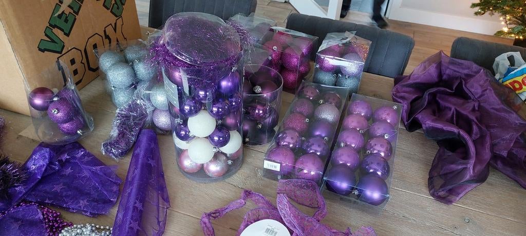 Verhuisdoos vol met kerstballen en versiering paars, Diversen, Kerst, Ophalen of Verzenden, Zo goed als nieuw