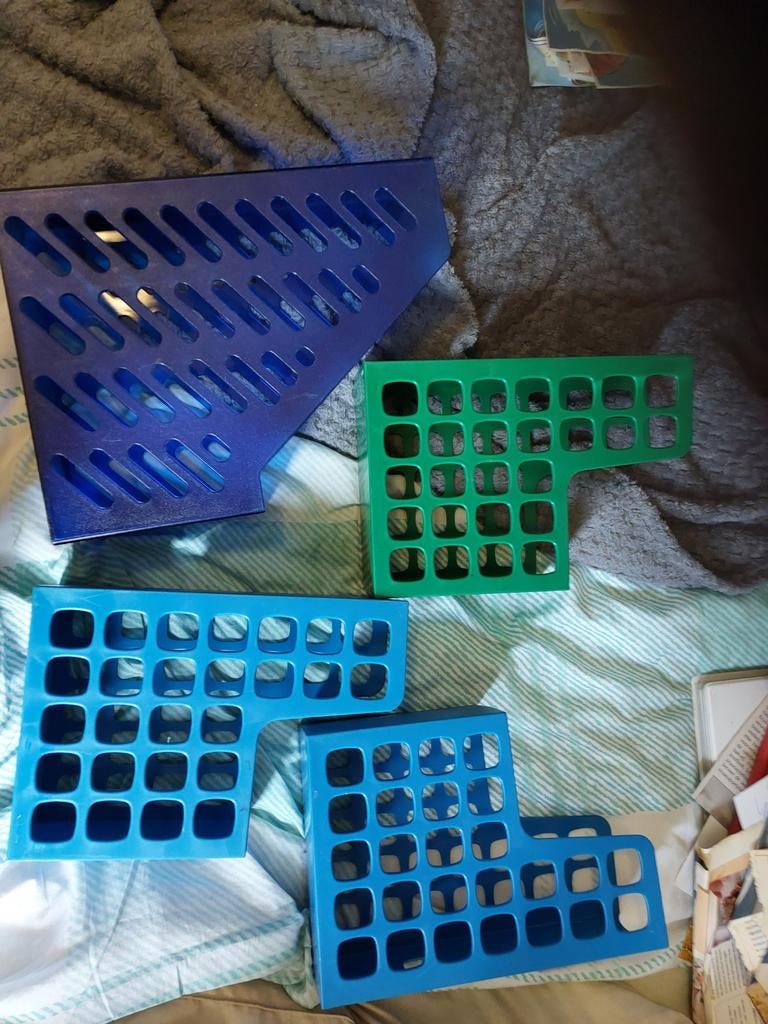 4 lectuurbakken in verschillende kleuren, Huis en Inrichting, Woonaccessoires | Krantenbakken en Lectuurbakken, Ophalen, Zo goed als nieuw