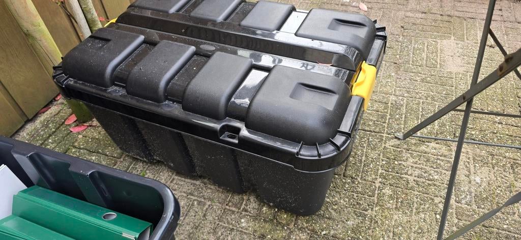 8x Robuuste, waterdichte Boxone containers met wielen, Ophalen, Zo goed als nieuw, Krat, Minder dan 35 cm