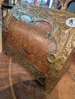 Antiek kistje. 25 breed 20 hoog. €145., Ophalen