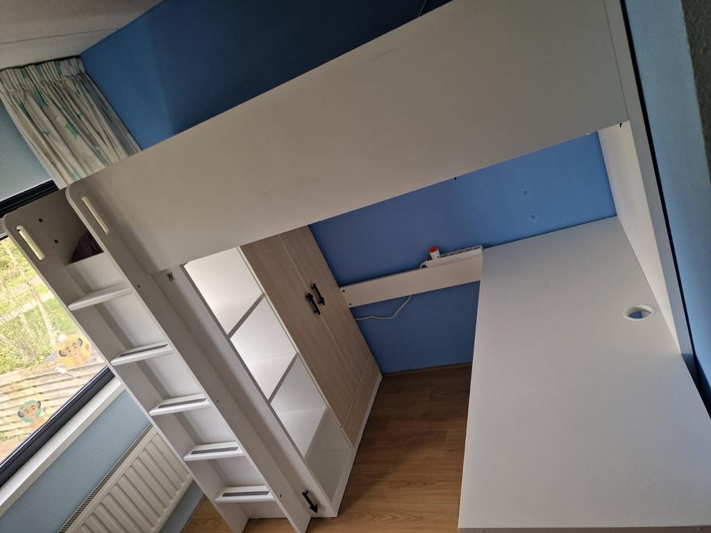Smastad hoogslaper met bureau en kast, Ophalen, Hoogslaper