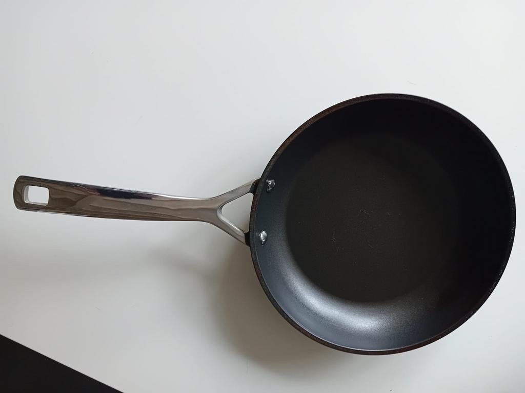Koekenpan Le Creuset Essential Non Stick Ceramic Zwart 24 cm, Huis en Inrichting, Keuken | Potten en Pannen, Ophalen of Verzenden