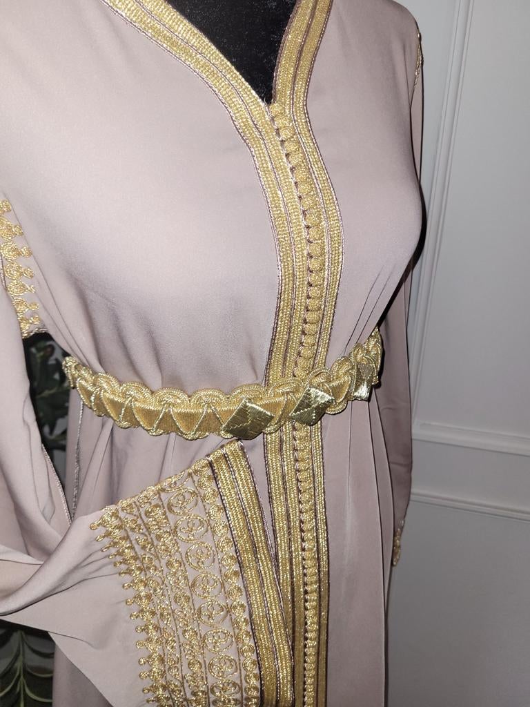 Caftan nieuw taupe of groen, Kleding | Dames, Gelegenheidskleding, Ophalen of Verzenden, Nieuw, Groen, Overige typen