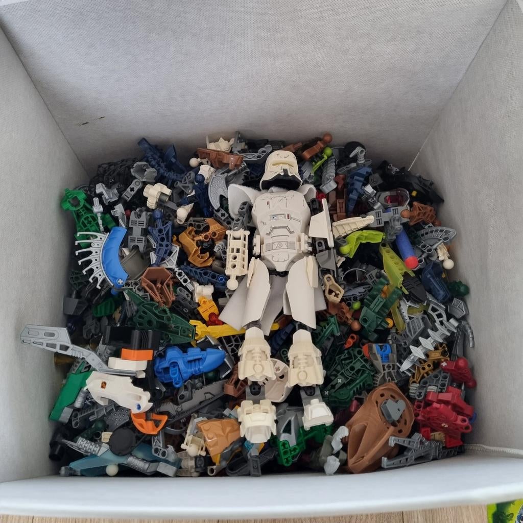 Grote bak LEGO Bionicle onderdelen + boekjes, Ophalen
