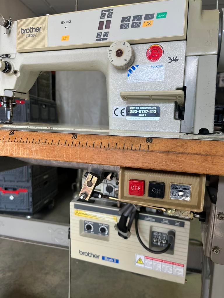 Brother Exedra DB2 industriële naaimachine, Ophalen, Gebruikt, Naaimachine, Industrieel