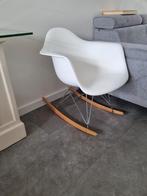 Witte schommelstoel met houten onderstel, Huis en Inrichting, Stoelen, Ophalen, Gebruikt, Hout, Modern, Scandinavisch