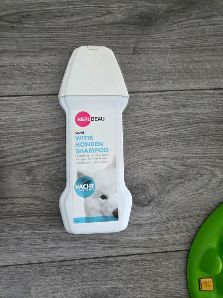 Bijna volle fles witte honden shampoo, Ophalen, Zo goed als nieuw
