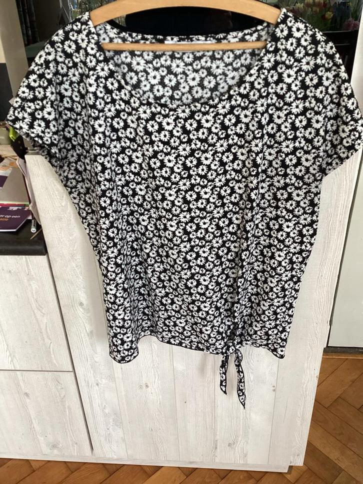 Costes shirtje met bloemetjes en knoopstrik - Maat 40, Kleding | Dames, T-shirts, Gedragen, Maat 38/40 (M), Zwart, Korte mouw