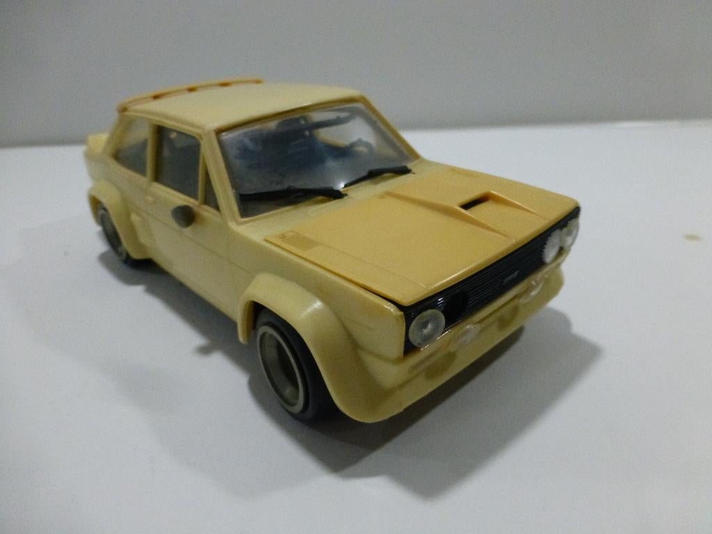 Fiat 131 Rally kunststof model is verkleurt, Hobby en Vrije tijd, Modelauto's | 1:24, Ophalen of Verzenden, Gebruikt, Overige merken