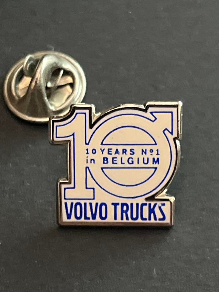 Volvo Trucks 10 Jaar Nr. 1 in België Pin, Gebruiksvoorwerp, Ophalen of Verzenden, Zo goed als nieuw, Nvt