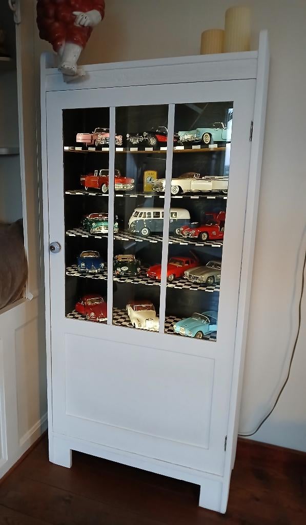 Oude eiken vitrine kast wit geverfd met nog originele glas, Ophalen