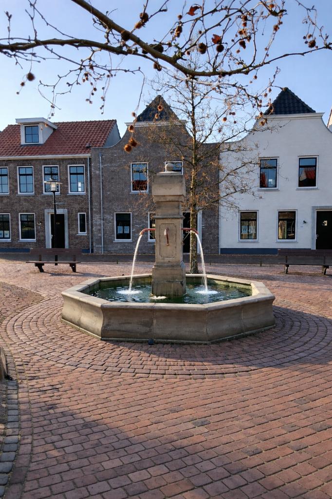 Mega dorpsfontein, Ophalen, Nieuw, Beton, Fontein