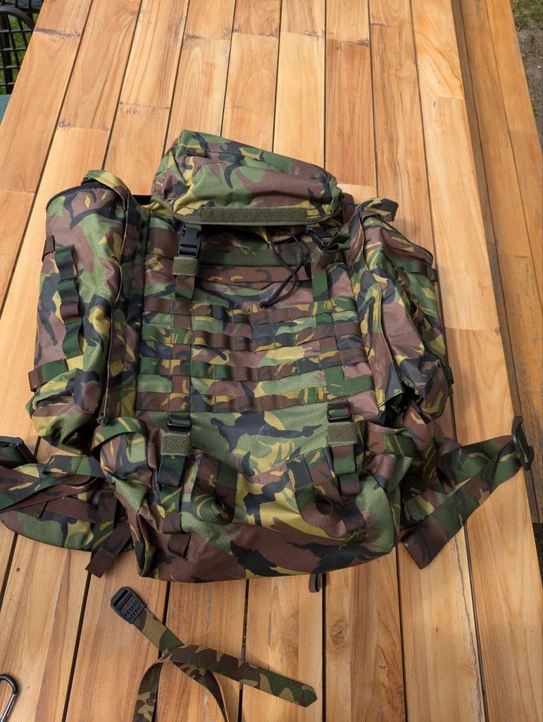 KL rugzak 60L incl daypacks en regenhoes woodland, Ophalen of Verzenden, Landmacht, Nederland, Overige typen