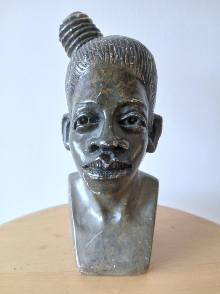Afrikaans beeld van C. Ukama (gesigneerd), Antiek en Kunst, Kunst | Beelden en Houtsnijwerken, Buste, Ophalen of Verzenden, Handgemaakt