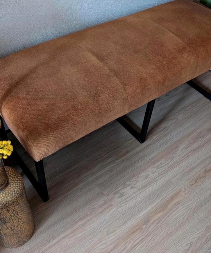 Okergeel / bruin bankje bank eettafel zwart metalen frame, Huis en Inrichting, Tafels | Salontafels, Zo goed als nieuw, Minder dan 50 cm