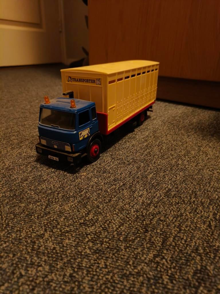 Britains Ford cargo veewagen, Hobby en Vrije tijd, Modelauto's | 1:32, Ophalen of Verzenden, Zo goed als nieuw, Tractor of Landbouw