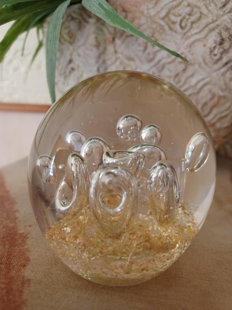 Glazen bol presse-papier met gouden vlokken en luchtbellen, Ophalen of Verzenden