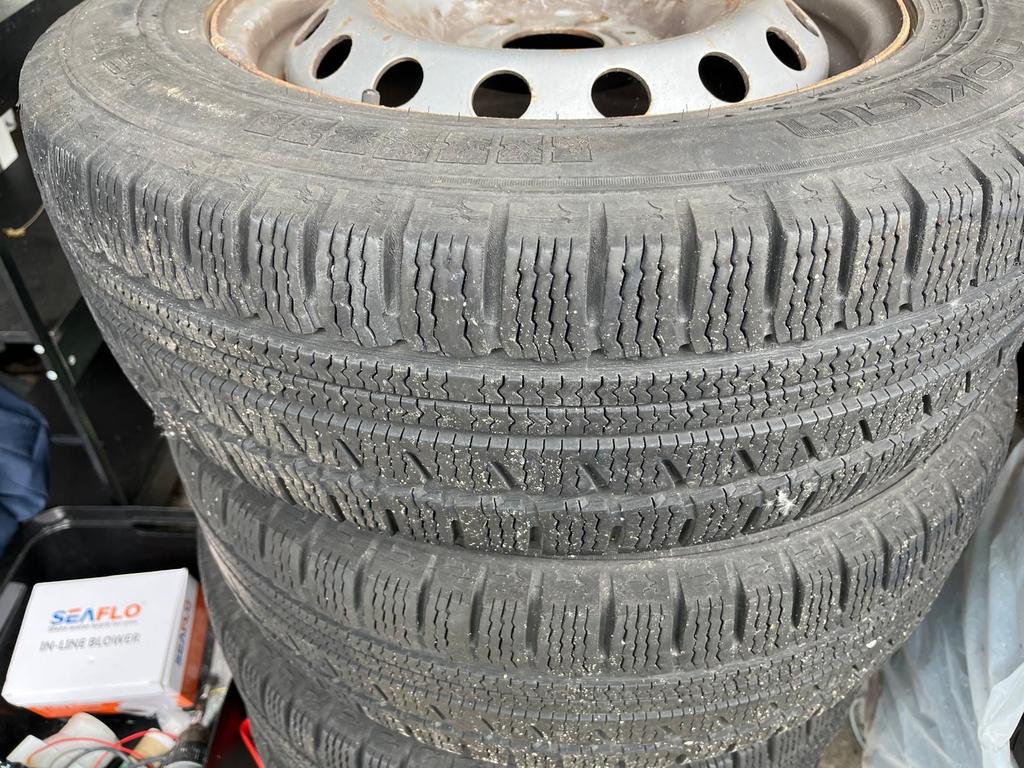 Nokian Winterbanden 205/65 R16C op stalen velgen, Auto-onderdelen, Banden en Velgen, Ophalen, 16 inch, Banden en Velgen, Bestelwagen