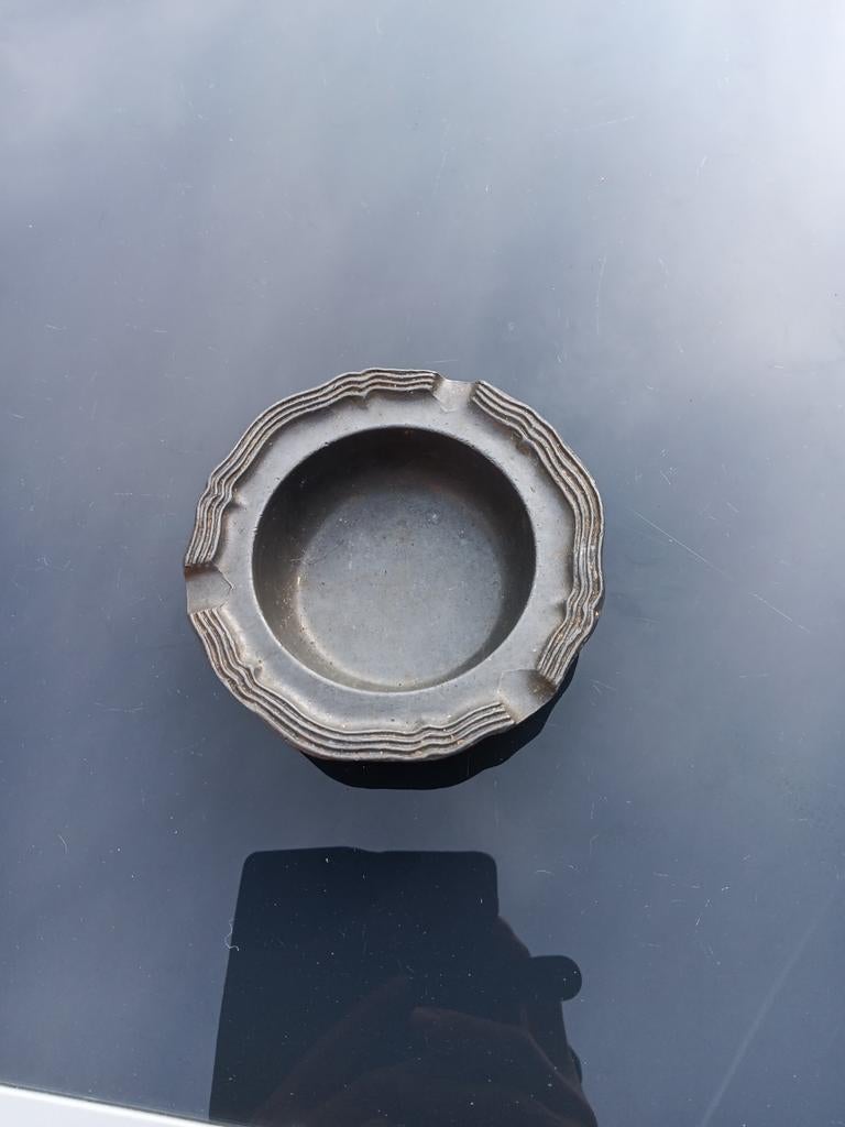 Vintage tinnen asbak met uniek reliëf, Antiek en Kunst, Antiek | Tin, Ophalen of Verzenden