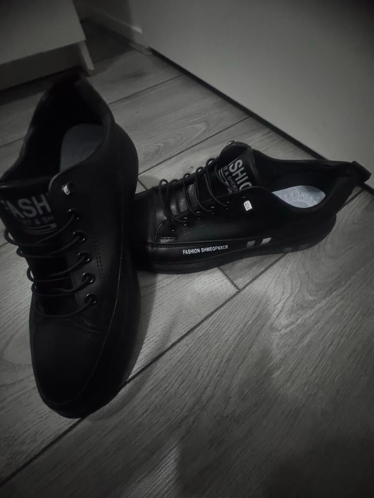 Nieuwe zwarte sneakers - Maat 43, Kleding | Heren, Schoenen, Ophalen of Verzenden, Nieuw, Zwart, Sneakers of Gympen