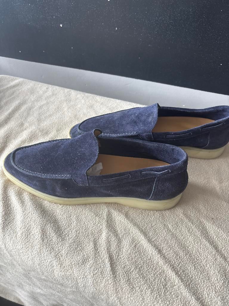 Donkerblauwe suède instappers Aurelien maat 44/44,5, Kleding | Heren, Schoenen, Ophalen of Verzenden, Gedragen, Blauw, Loafers