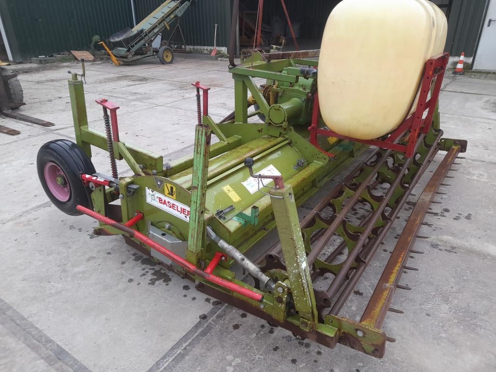 Baselier frontfrees, Ophalen