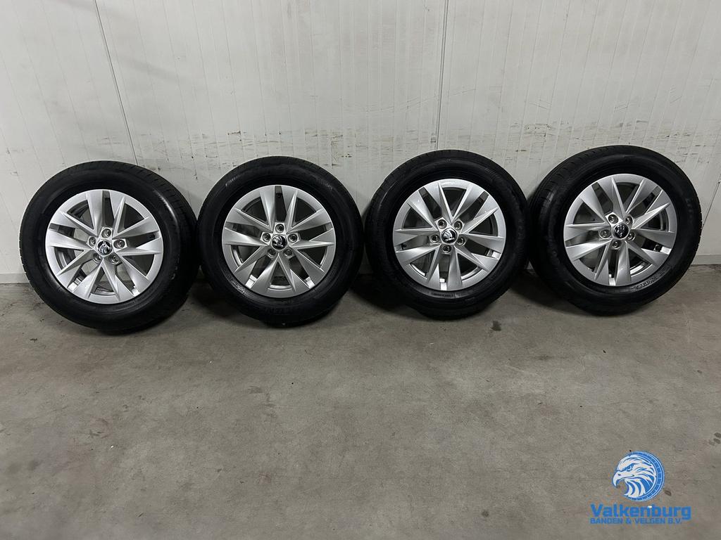 8mm! Originele Skoda Fabia 6VA 15 inch velgen 5x100 zomerban, Gebruikt, 15 inch, -, -