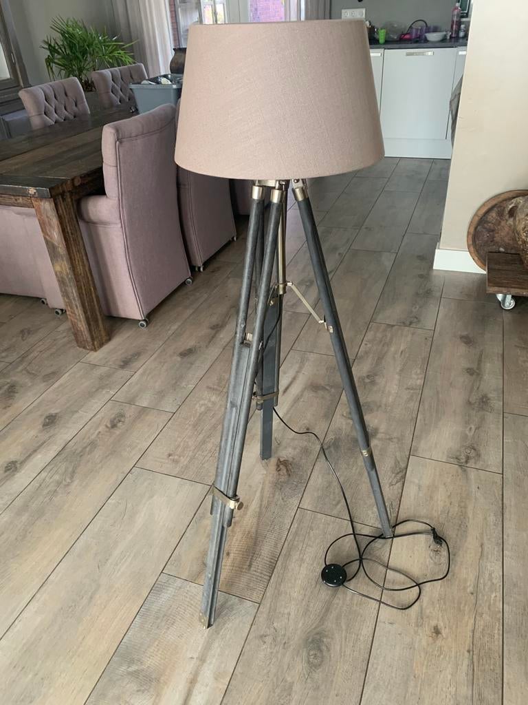 Mooie driepootlamp, Ophalen, Stoer, Zo goed als nieuw, 150 tot 200 cm