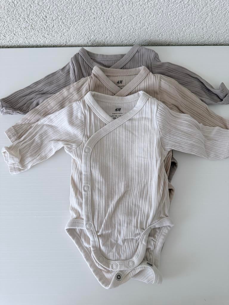 H&M rompers maat 50 set van 3 beige zo goed als nieuw, Kinderen en Baby's, Babykleding | Maat 50, Ophalen of Verzenden, Zo goed als nieuw