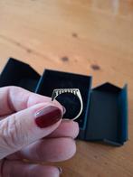 Prachtige 14 k gouden ring met 8 zirkonia op een rij, Sieraden, Tassen en Uiterlijk, Ringen, Ophalen of Verzenden, Dame, Goud