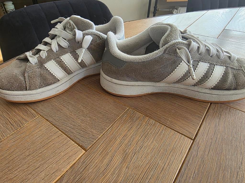 Adidas Campus grijze suède sneakers - Maat 35, Kinderen en Baby's, Kinderkleding | Schoenen en Sokken, Adidas, Gebruikt, Jongen of Meisje