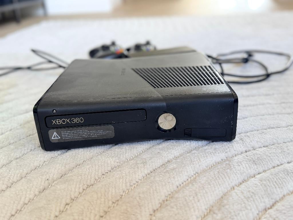 Xbox 360 Console + 2 controllers, 4 GB, Ophalen of Verzenden, Gebruikt, Met games
