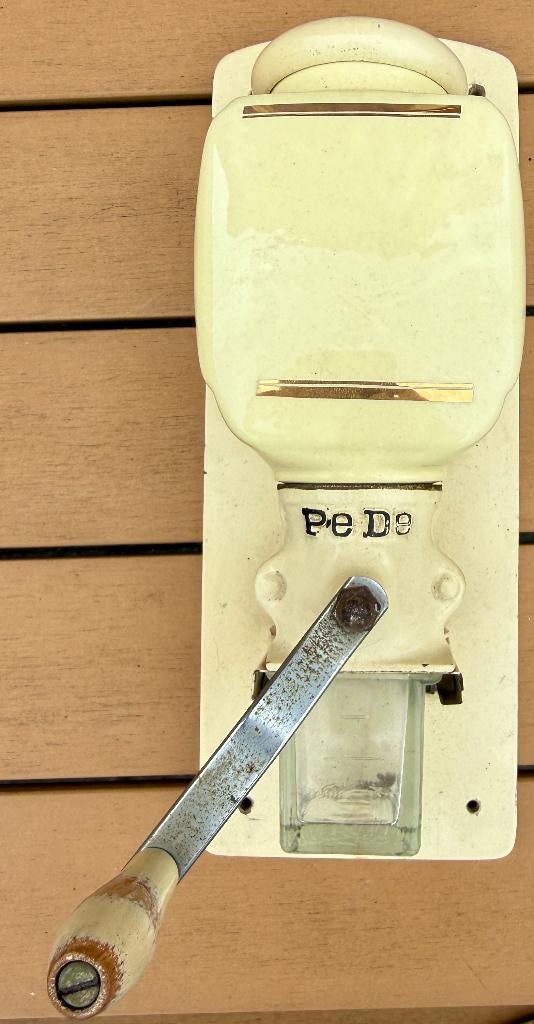 PeDe Wandkoffiemolen '30/'50 – Incl. Glazen Bakje!, Antiek en Kunst, Antiek | Keukenbenodigdheden, Ophalen of Verzenden