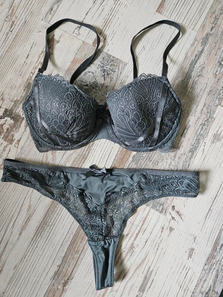 Hunkemoller setje grijs mt M/75C, Kleding | Dames, Ondergoed en Lingerie, Hunkemöller, Ophalen of Verzenden, Grijs, Setje