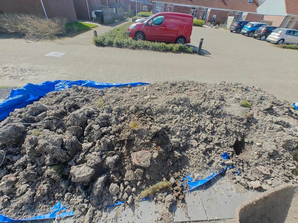8 m3 grond met puin., Ophalen