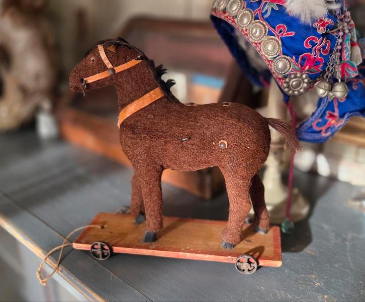 Antiek speelgoed paardje op een houten plank met wieltjes, Antiek en Kunst, Curiosa en Brocante, Ophalen of Verzenden
