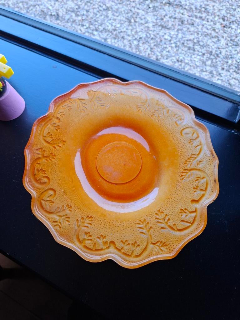 Glazen plateau.  Redelijke zwaar. In geel met paars, Ophalen of Verzenden