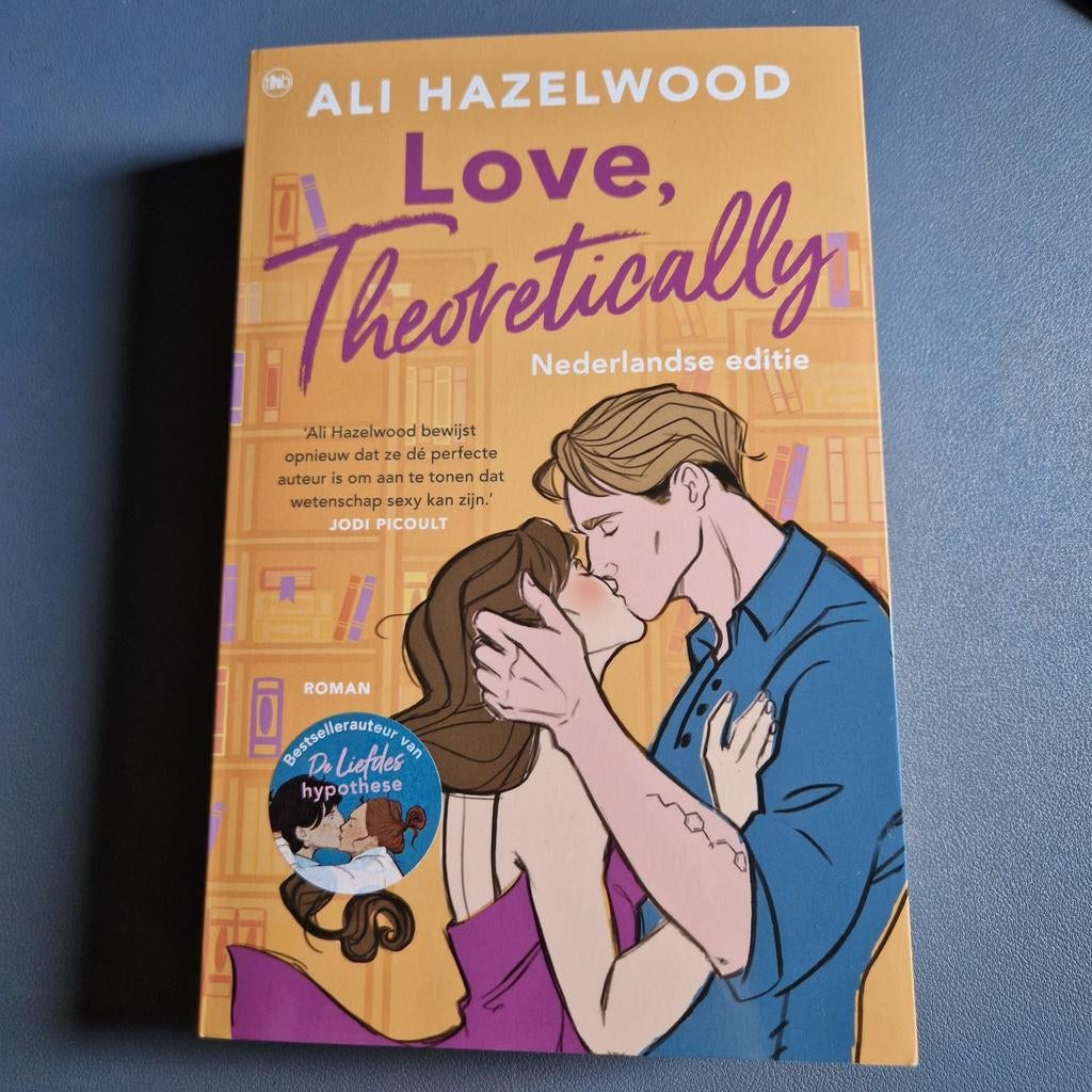 Love, Theoretically - Ali Hazelwood (Nederlandse editie), Ophalen of Verzenden, Zo goed als nieuw, Ali Hazelwood, Nederland
