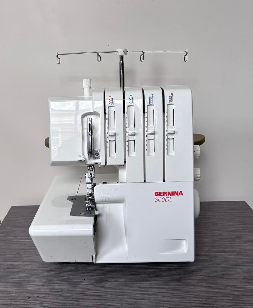 Bernina 800DL Lockmachine – Nieuwstaat – Recent Onderhouden, Hobby en Vrije tijd, Naaimachines en Toebehoren, Zo goed als nieuw